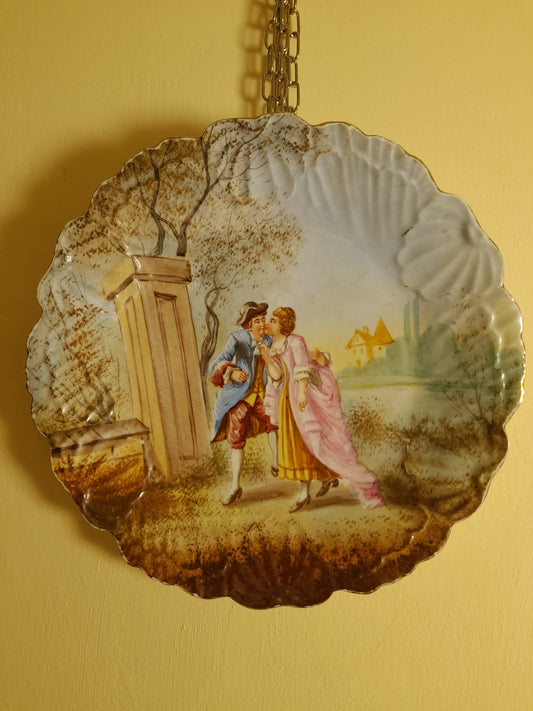 Manifattura del XIX secolo -coppia di piatti in ceramica raffiguranti scene galanti