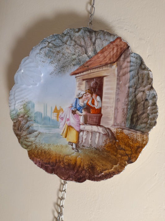 Manifattura del XIX secolo -coppia di piatti in ceramica raffiguranti scene galanti