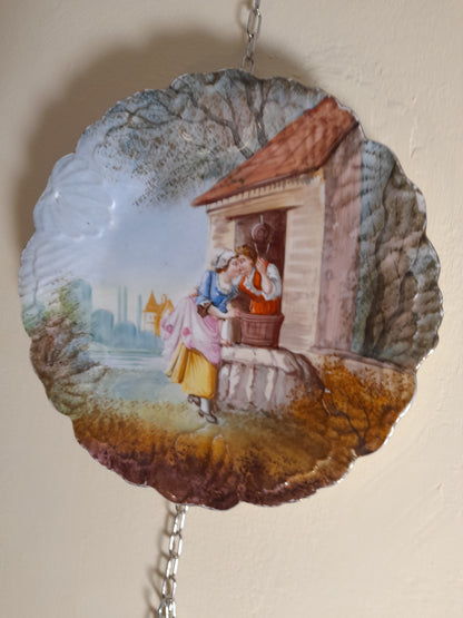 Manifattura del XIX secolo -coppia di piatti in ceramica raffiguranti scene galanti