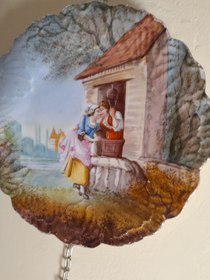 Manifattura del XIX secolo -coppia di piatti in ceramica raffiguranti scene galanti